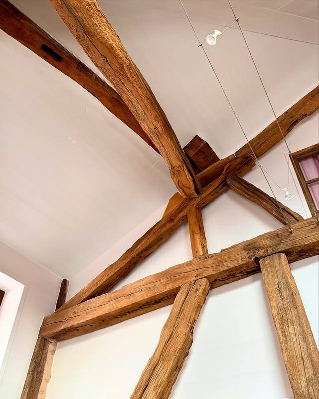 Charpente apparente et plafond repeint