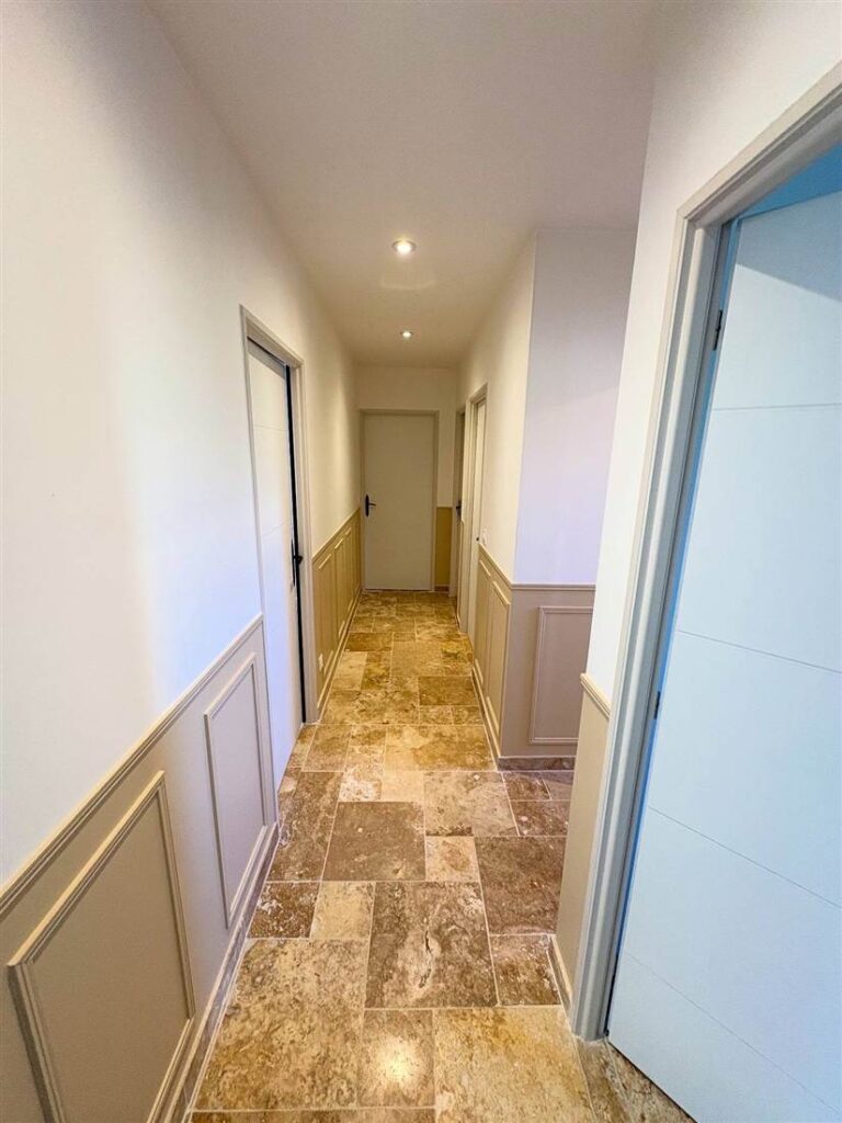 Couloir avec soubassement et moulures