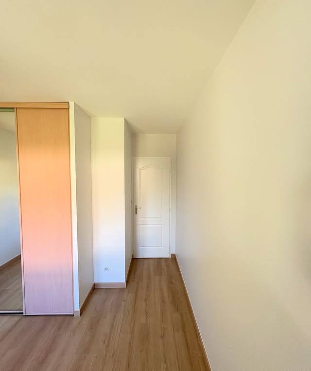 Avant : Chambre aux murs jaunis avant travaux