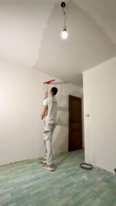 Ratissage d'un plafond à la lisseuse